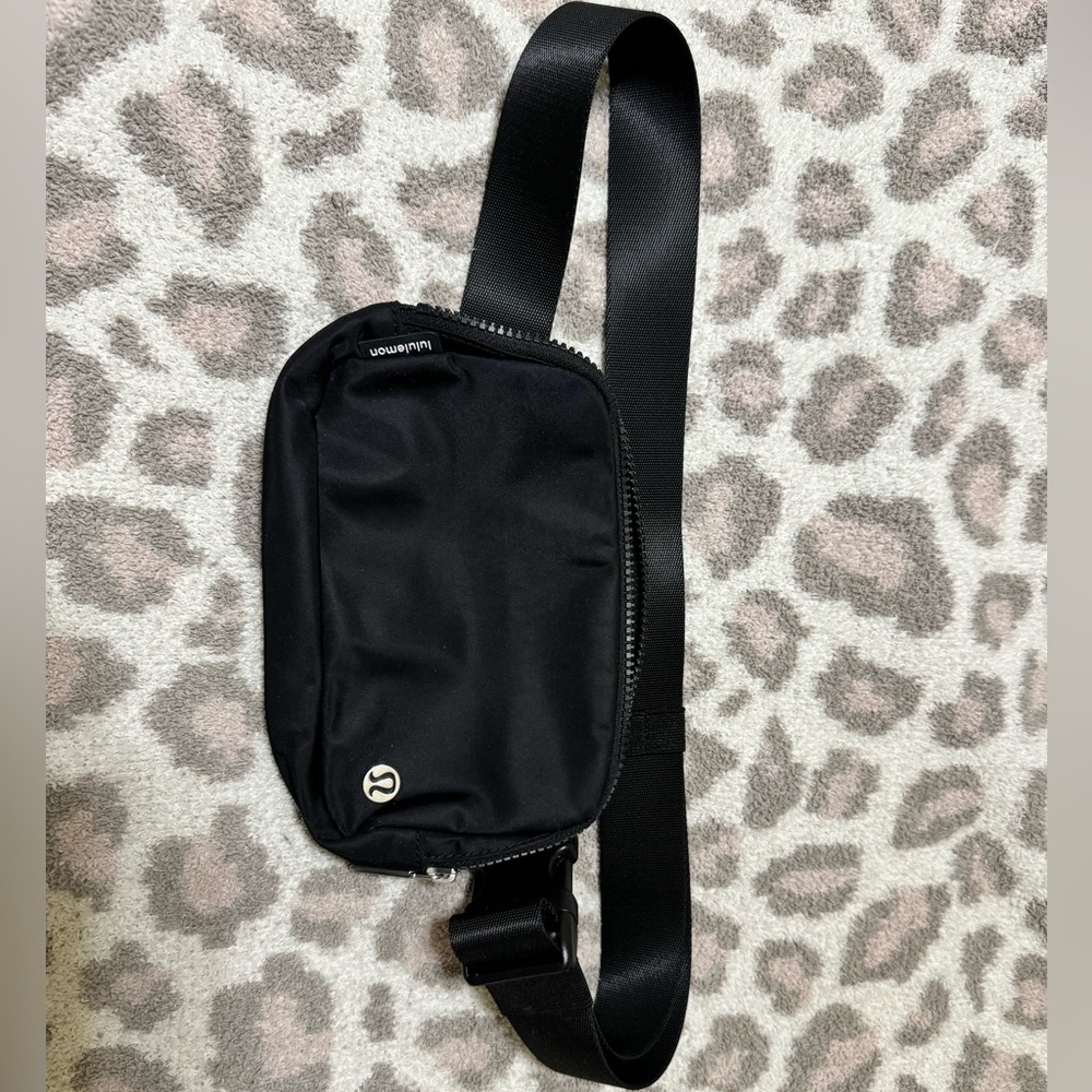 Lululemon Everywhere 1L Belt Bag